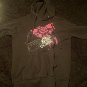 This hoodie is a Metal Mulisha it’s super soft and comfy it’s a size medium :)